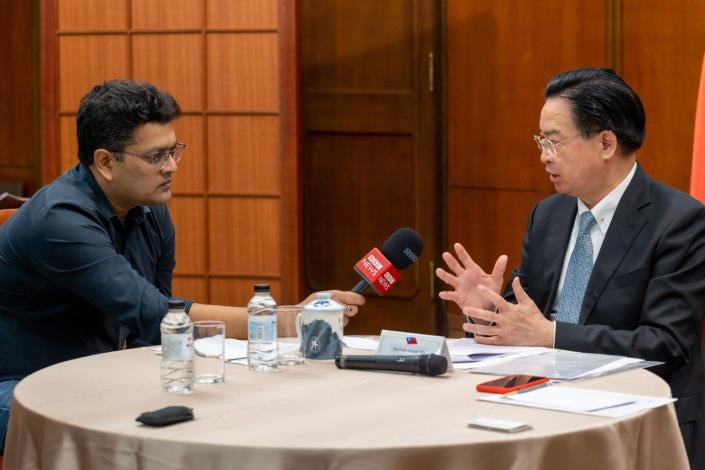 圖說四：外交部長吳釗燮接受印度BBC主播Nitin Srivastava訪問。