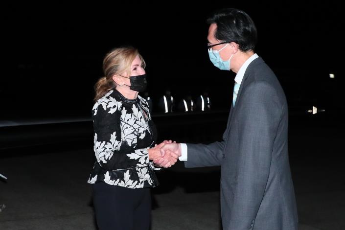 圖說二：外交部北美司司長徐佑典與美國聯邦參議員布蕾波恩握手致意。