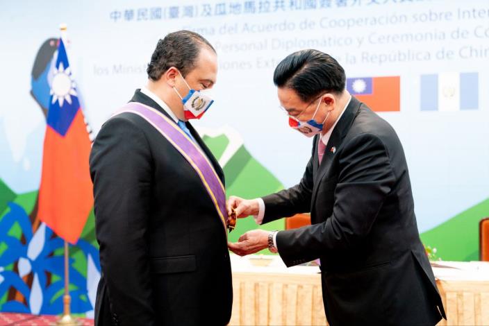 圖說二：外交部長吳釗燮頒贈「大綬景星勳章」予瓜地馬拉外長步卡羅閣下