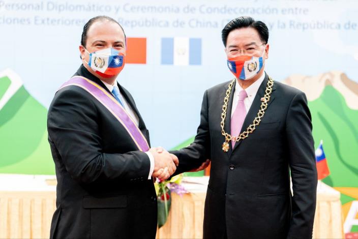 圖說三：外交部長吳釗燮接受瓜地馬拉外長步卡羅閣下頒贈「大項鍊伊利薩里勳章」