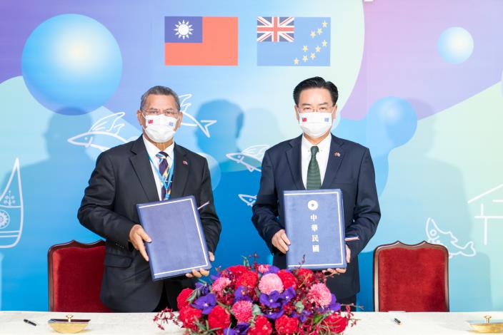 圖說三-2：外交部長吳釗燮與拿塔諾總理簽署「重申外交關係聯合公報」。.JPG