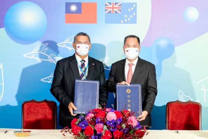 圖說五：海洋委員會代理主任委員周美伍與拿塔諾總理簽署「海巡合作協定」。.JPG