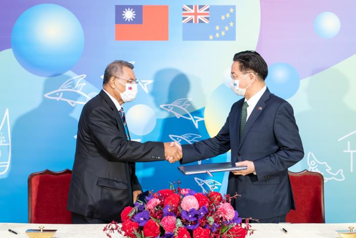 圖說三-1：外交部長吳釗燮與拿塔諾總理簽署「重申外交關係聯合公報」。.JPG