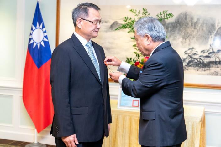 圖說一：外交部政務次長田中光頒發拿督斯里李鴻隆「睦誼外交獎章」。