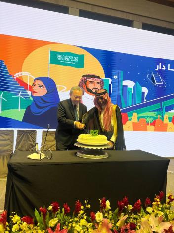 圖說二：外交部常務次長俞大㵢與「沙烏地阿拉伯駐台商務辦事處」艾德爾（Adel Fahad A. Althaidi）代表攜手為沙國建國92週年國慶切下祝福蛋糕。