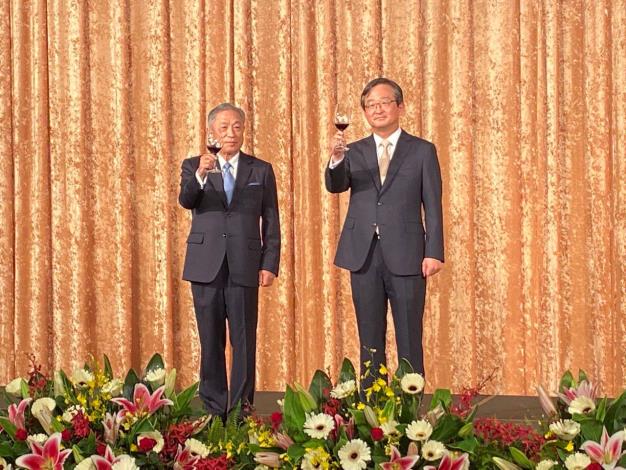 圖說二：外交部政務次長田中光與「駐台北韓國代表部」鄭炳元（Chung Byung-Won）代表共同舉杯。