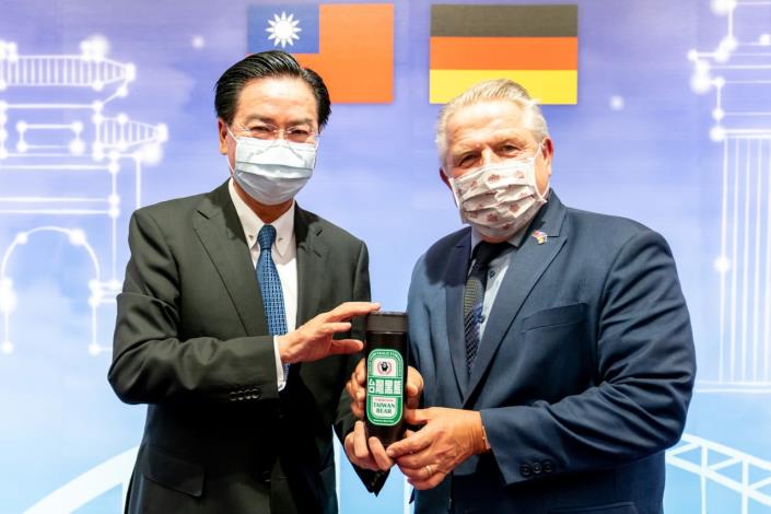 圖說一：外交部長吳釗燮致贈德國國會友台小組主席魏爾胥(Klaus-Peter Willsch)台灣黑熊保溫瓶。