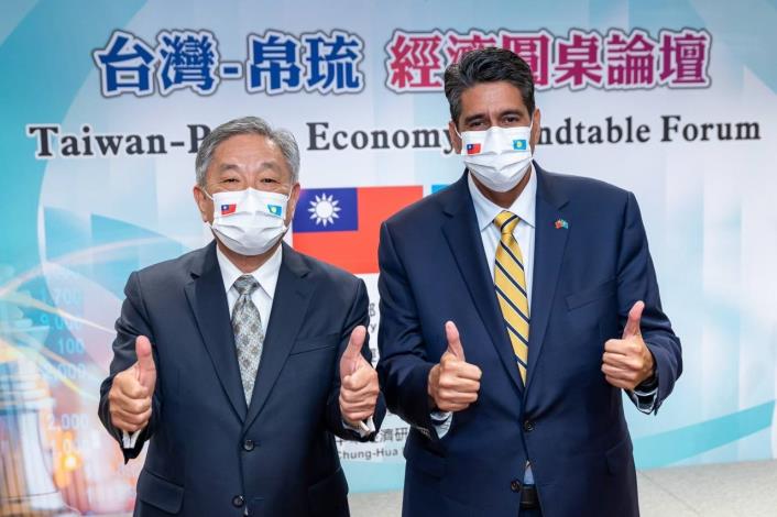 圖說一：外交部政務次長田中光與帛琉總統惠恕仁於開幕式合影。