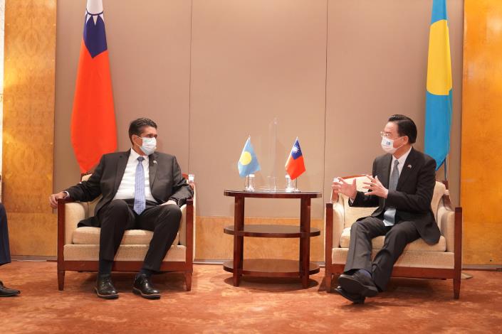 圖說一：外交部長吳釗燮與帛琉總統惠恕仁(Surangel S. Whipps, Jr.)會晤。