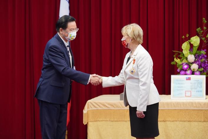 圖說一：外交部長吳釗燮頒贈外交獎章後與史葛洛眾議員握手致意。
