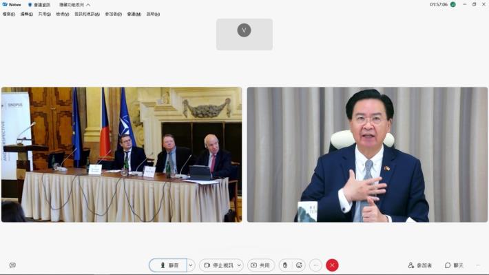 圖說一：外交部長吳釗燮以視訊方式出席捷克智庫「解析中國」及捷克參議院外委會合辦的研討會並發表演說。