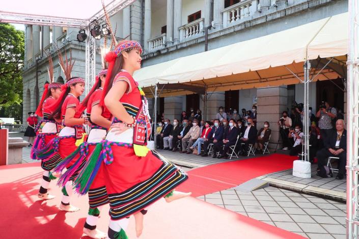 圖說四：「太巴塱天藝文化舞蹈藝團」開場表演，慶祝我國2022年成為「原住民族經濟貿易合作協議」（IPETCA）創始成員。