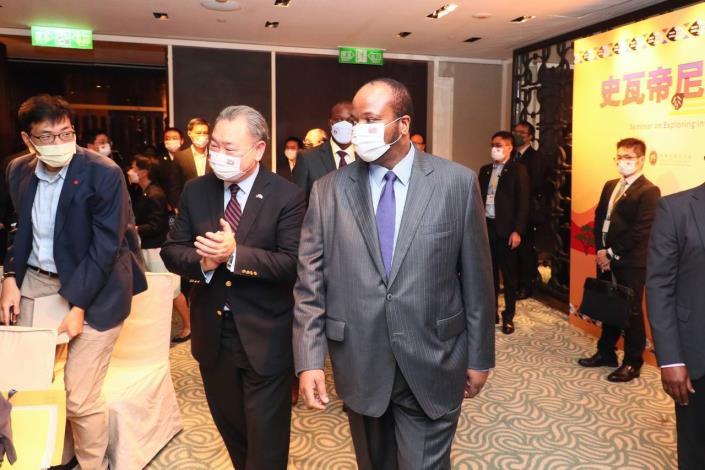 圖說一：外交部常務次長俞大㵢陪同史瓦帝尼王國恩史瓦帝三世（H. M. King Mswati III）抵達會場。