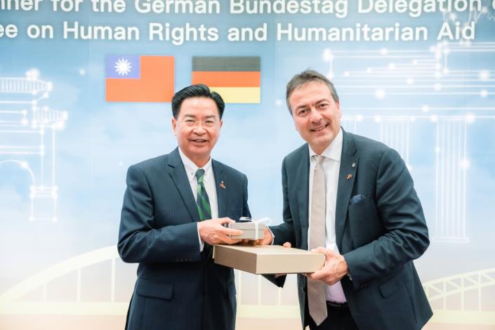 圖說三：外交部長吳釗燮與德國國會人權委員會海特（Peter Heidt）團長互贈禮物。