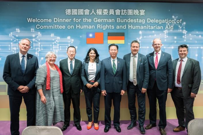 圖說二：外交部長吳釗燮與德國國會人權委員會訪團及與會賓客合影。