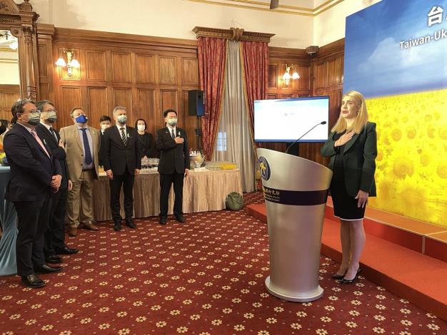 圖說二：烏克蘭國會議員盧狄克（Kira Rudik）帶領同胞齊唱烏克蘭國歌，場面肅穆令人動容。