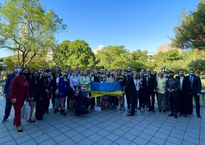 圖說一：外交部長吳釗燮與烏克蘭、立陶宛訪賓及在台烏僑與來自烏克蘭戰場前線的烏國國旗合影。