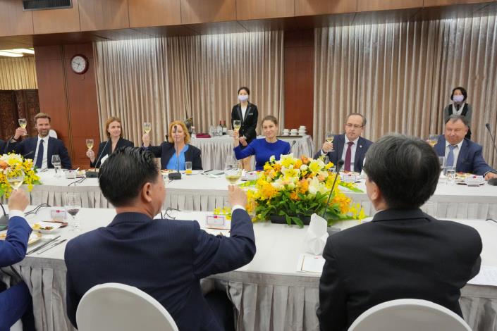 圖說二：外交部長吳釗燮舉杯祝福「對華政策跨國議會聯盟」訪台團成員訪問順利成功。