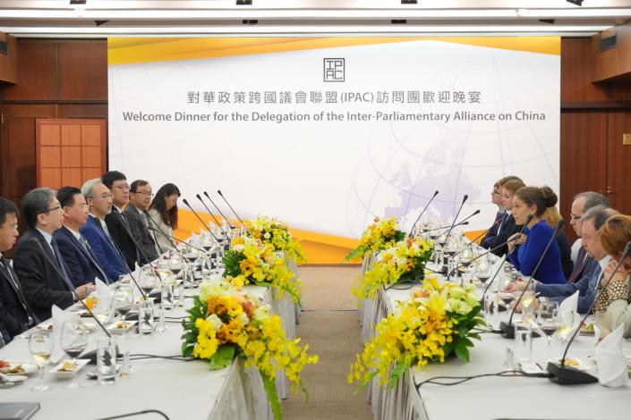 圖說一：外交部長吳釗燮款宴「對華政策跨國議會聯盟」訪台團。