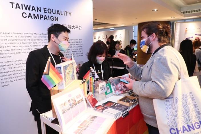 圖說四：「奧斯陸自由論壇-臺灣」會場周邊邀請許多臺灣公民社會團體設立展示攤位說明理念。圖為我國「彩虹平權大平台」展示攤。