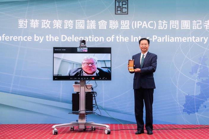 圖說一：外交部長吳釗燮視訊頒贈特種外交獎章予「對華政策跨國議會聯盟」（IPAC）共同主席、歐洲議會對中國關係代表團團長包瑞翰。