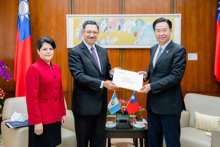 圖説一：瓜地馬拉巴迪亞大使向外交部長吳釗燮遞交到任國書副本，巴迪亞大使夫人在場觀禮。