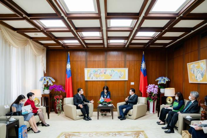 圖説二：外交部長吳釗燮會晤瓜地馬拉巴迪亞大使。