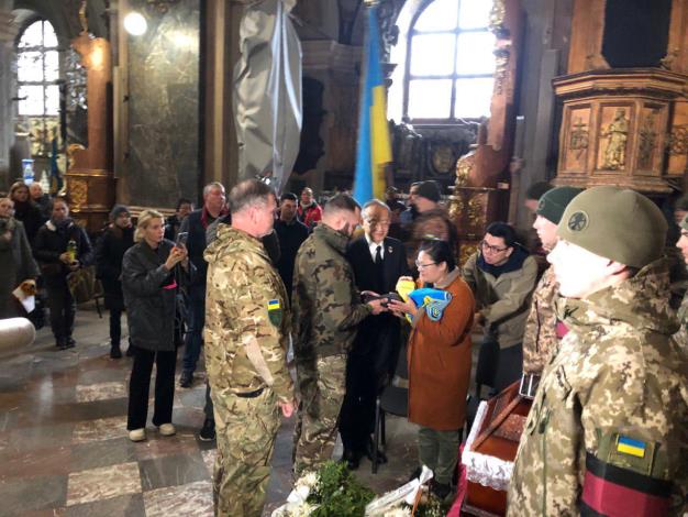 圖說二：軍方代表向曾姓志願軍的家屬致贈烏克蘭國旗與獎章，我國駐波蘭代表陳龍錦大使在陪全程陪同。