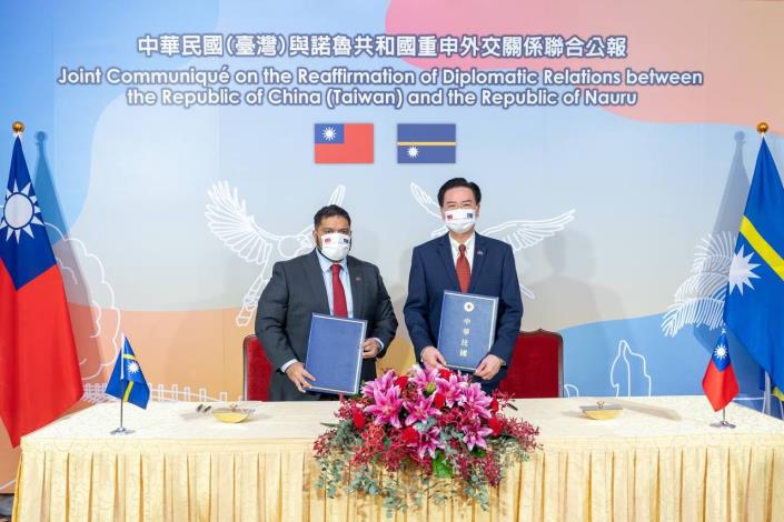 圖說二：外交部長吳釗燮與昆洛斯總統簽署「重申外交關係聯合公報」。