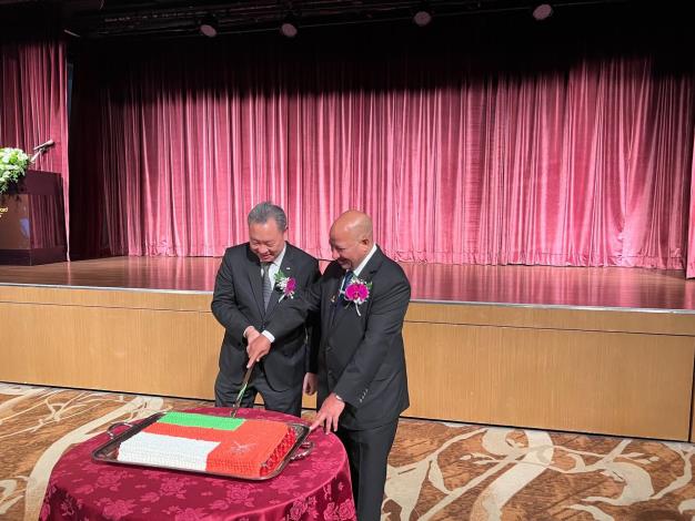 圖說二：外交部常務次長俞大㵢與阿曼駐華商務辦事處共同切蛋糕。