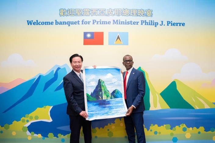 圖說三：皮耶總理致贈外交部長吳釗燮聖露西亞筆筒山畫作。