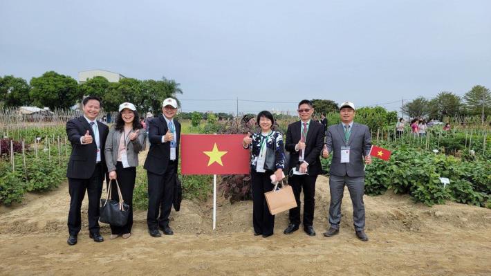 圖說二：外交部徐主任秘書與駐台北越南經濟文化辦事處官員在越南原生種苗圃前合影