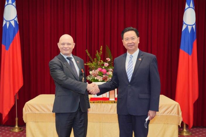 圖說一：外交部長吳釗燮頒贈「波台國會小組」主席安鄒睦誼外交獎章。
