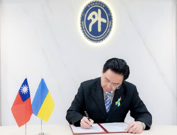 圖說一：外交部長吳釗燮代表我國政府與烏克蘭戰區前線城市簽署MOU購置發電機及供暖設備。