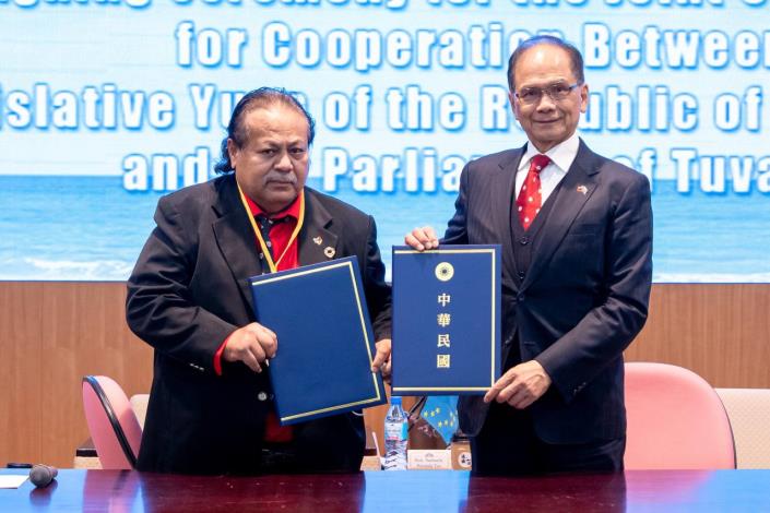 圖說二：立法院長游錫堃與吐瓦魯國國會議長戴伊歐互換聯合聲明約本。