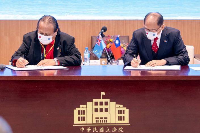 圖說一：立法院長游錫堃與吐瓦魯國國會議長戴伊歐簽署兩國國會有關合作事項聯合聲明。