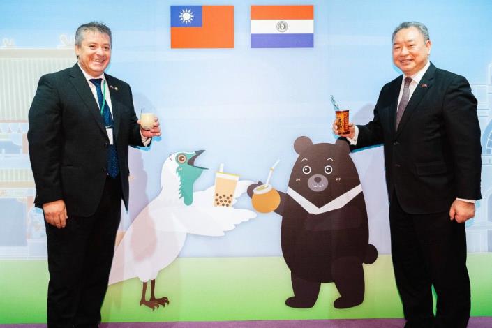 圖說三：外交部常務次長俞大㵢和巴拉圭眾議長羅培斯用珍珠奶茶與瑪黛茶為民主自由乾杯！