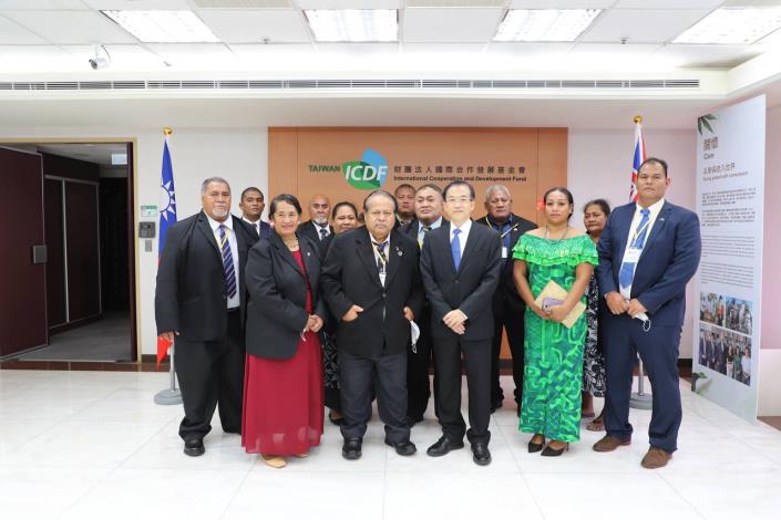 圖說三：吐瓦魯國國會議長戴伊歐伉儷訪團拜會財團法人國際合作發展基金會。