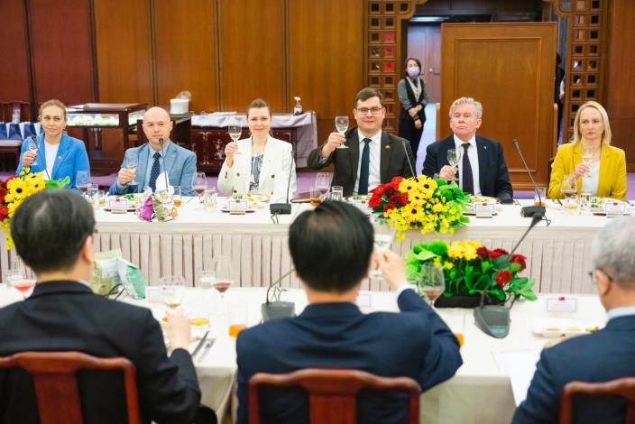 圖說一：外交部長吳釗燮款宴「立陶宛國會國安及國防事務議員訪團」一行。
