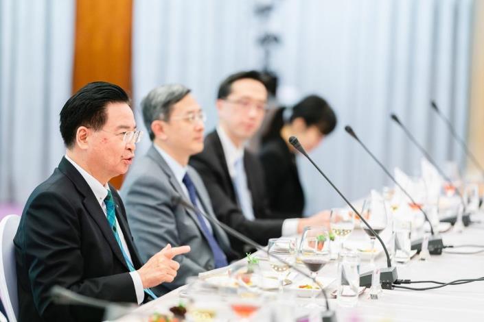 圖說一：外交部長吳釗燮款宴歡迎「國家亞洲研究局」訪問團。