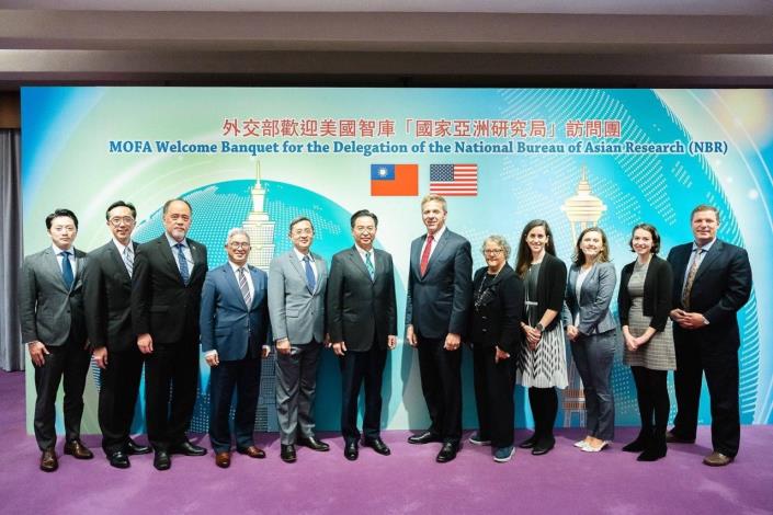 圖說三：外交部長吳釗燮與「國家亞洲研究局」訪問團及與會賓客合影。