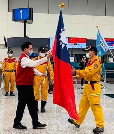 圖說一：外交部長吳釗燮代表政府授旗給臺灣國際搜救隊前往土耳其執行救災任務。