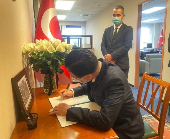 圖說一：外交部吳釗燮部長親赴土耳其駐台貿易辦事處弔唁致哀。