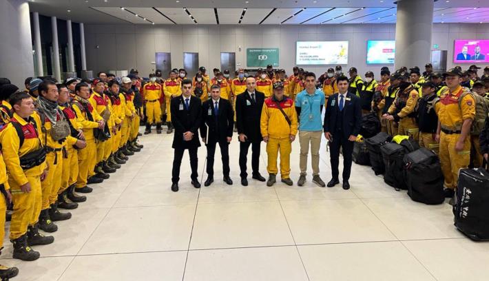 圖說四：「臺灣國際搜救隊」全員130人自阿德亞曼機場搭機飛抵伊斯坦堡機場，由機場地勤人員迎接並合影。