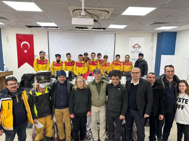 圖說三：臺灣國際搜救隊將可供運用的救援物資贈送阿德亞曼省，由土耳其外交部協調官Ceren Yazgan大使（前排左4）代表接受。