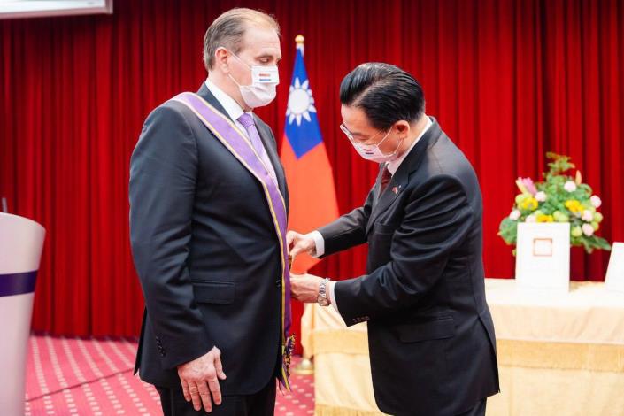 圖說二：外交部長吳釗燮為阿里歐拉外長配戴「大綬景星勳章」。
