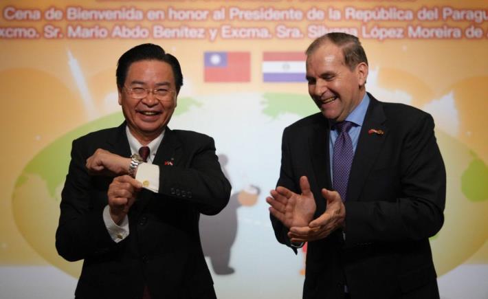 圖說三：巴拉圭外長阿里歐拉致贈外交部長吳釗燮巴國傳統手工袖扣。
