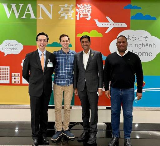 圖說：外交部北美司司長徐佑典（左1）歡迎美國聯邦眾議員康納（右2）、眾議員歐清傑（左2）及傑克森眾議員（右1）訪問台灣。
