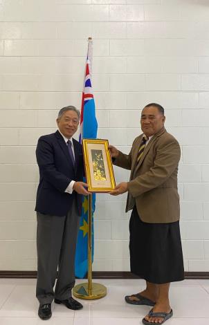 圖說二：外交部政務次長田中光與吐國總督法拉尼（Tofiga Falani）會晤，並致贈具台灣意象之圖畫。
