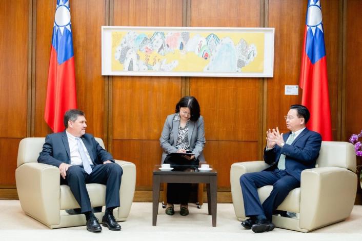 圖說二：巴拉圭參議員亞諾與吳部長晤談
